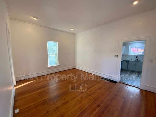 Building Photo - 217 Reed Ave N