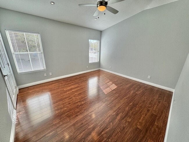 Building Photo - Spacious 2 bedroom condo with detached garage!!