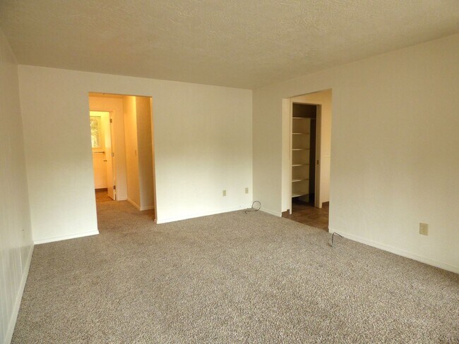 Building Photo - Rent Special: 1/2 Off July's Rent!! Ground Level 1 Bedroom 1 Bath W/ AC