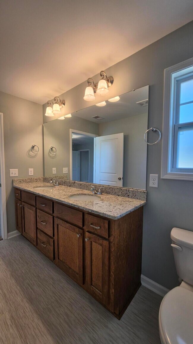 Building Photo - 588 Brushwood Dr