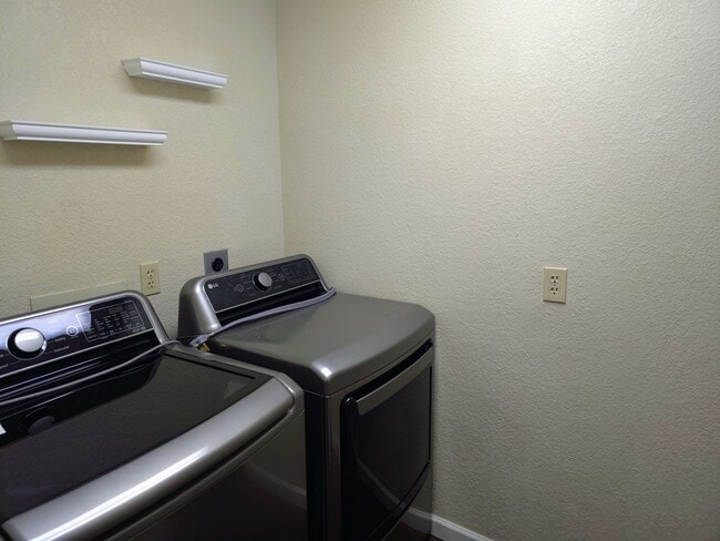 Building Photo - HOUSE - VILLAGE OF OAK CREEK