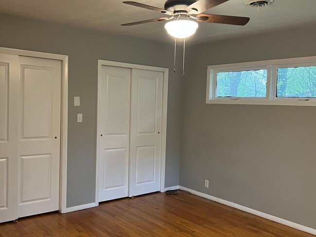 Building Photo - Spacious 4 BEDROOM 2 FULL BATHS PLENTY OF ...