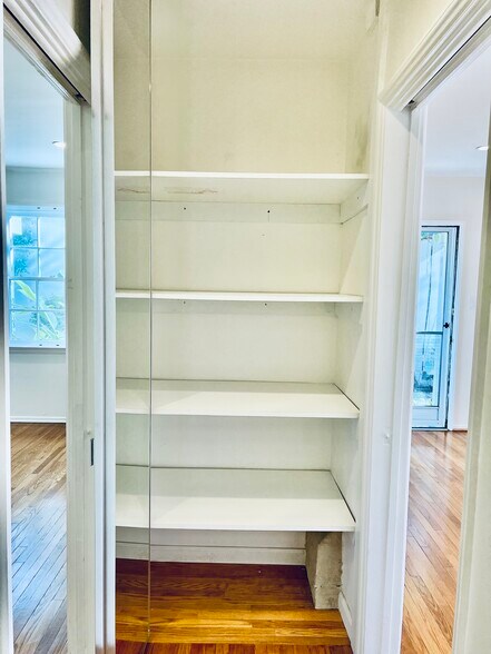 Building Photo - 1256 Devon Ave