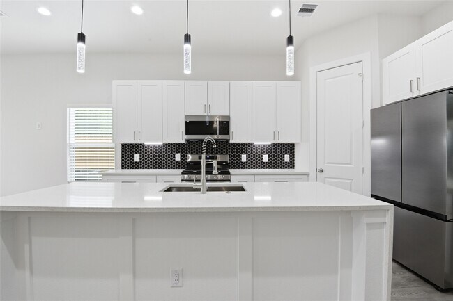Building Photo - 727 S Victory Dr