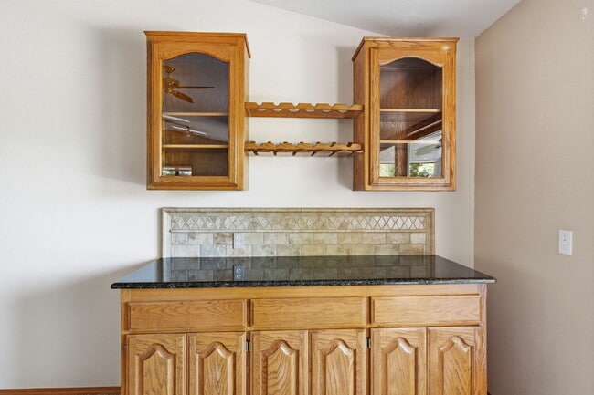 Building Photo - Beautiful Executive Level Rental on Golf Course