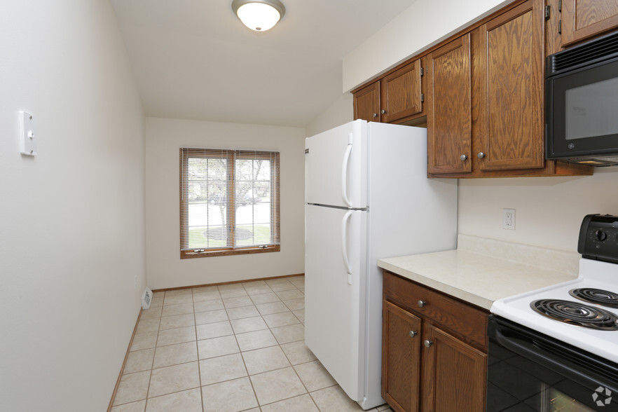 Kitchen w/ Nook - 2 sty - Vineyard Village Townhome Style Apartments