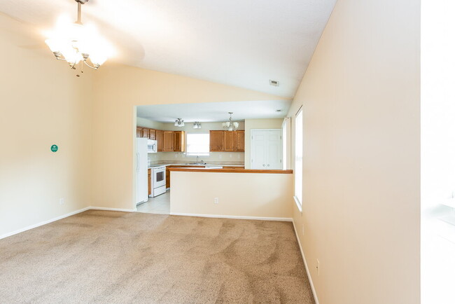 Building Photo - 44 Poplar Ct