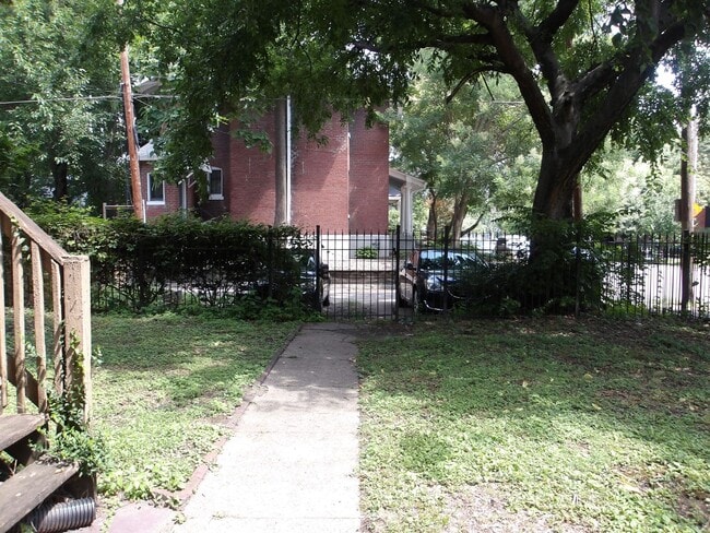 Building Photo - 517 St Catherine St