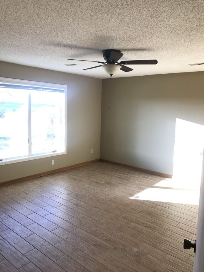 Building Photo - 242 N 1600 Rd