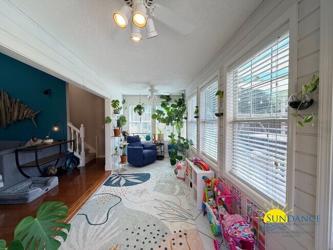 Building Photo - Stunning 5 Bedroom Home in Mary Esther with Beach Access, Pool and Solar Panels!