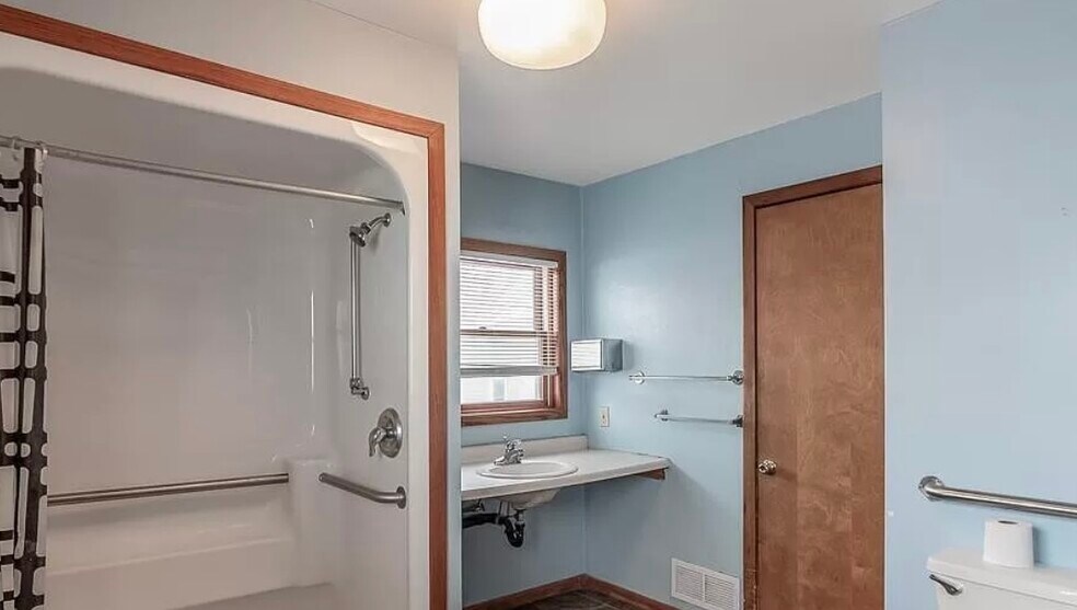 Bath - 1032 Adams St