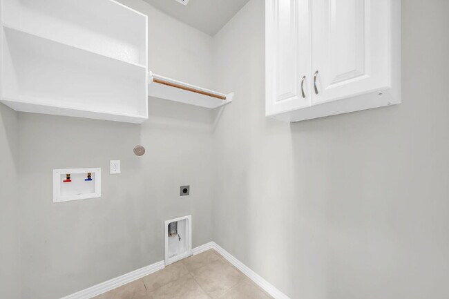 Building Photo - Welcome home to this beautifully maintaine...