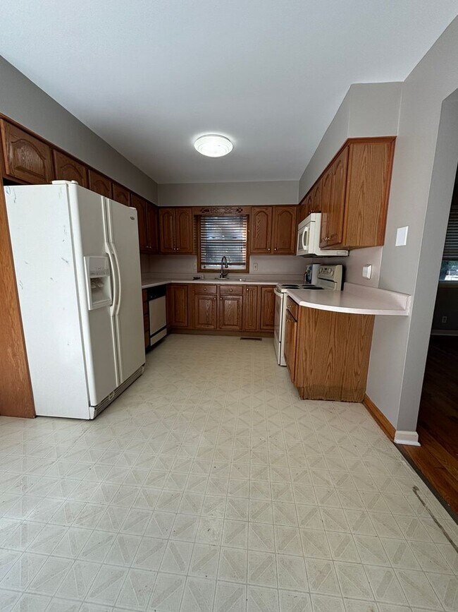 Building Photo - 4152 Suburban Dr