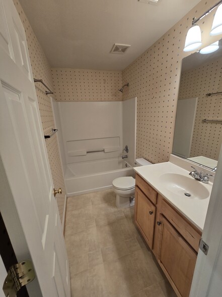 2nd floor hallway bathroom - 44155 Azalea Ct