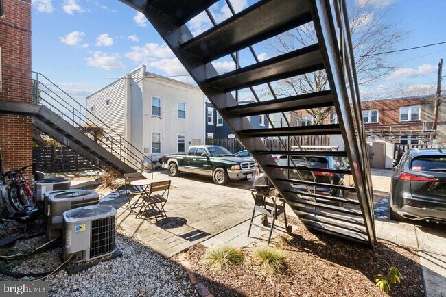 Building Photo - 123 17th St SE