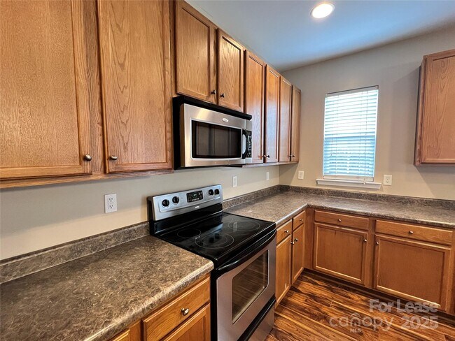Building Photo - 142 Silverspring Pl
