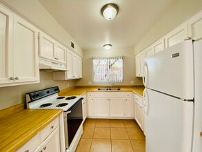 Building Photo - $500 Move In Special! Huge Adobe 2 Bed/1Ba...