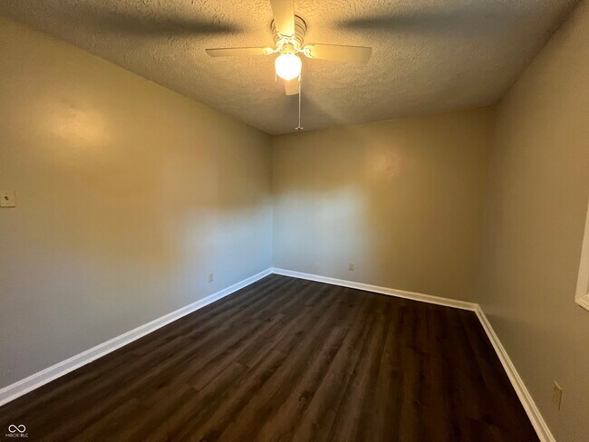 Building Photo - 4343 W Fairview Rd