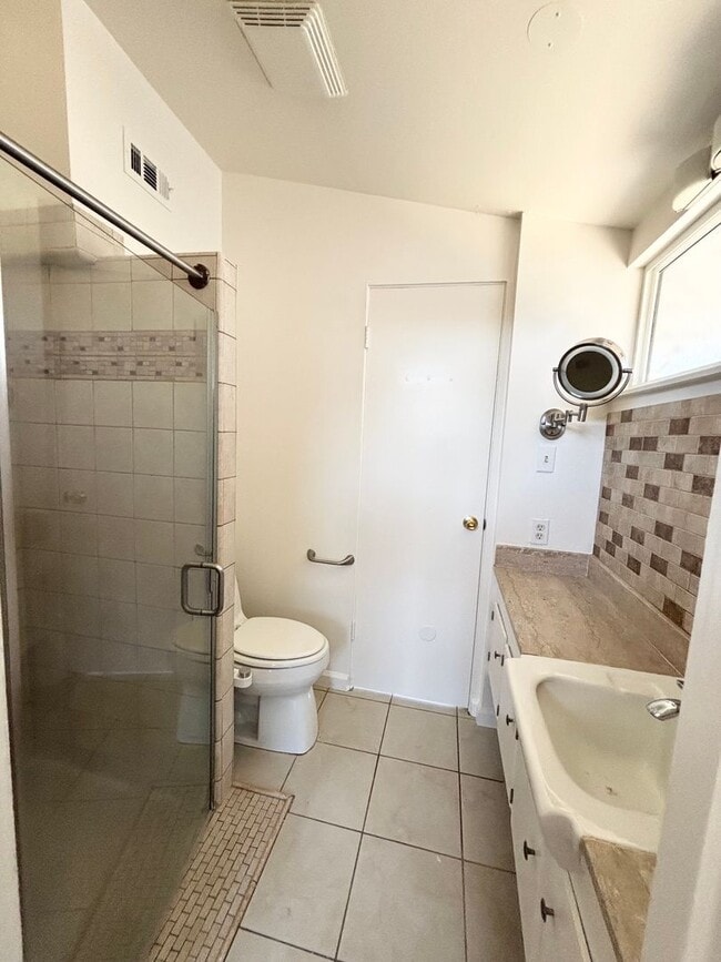 Building Photo - Lovely 3 Bedroom Home in Established Neigh...