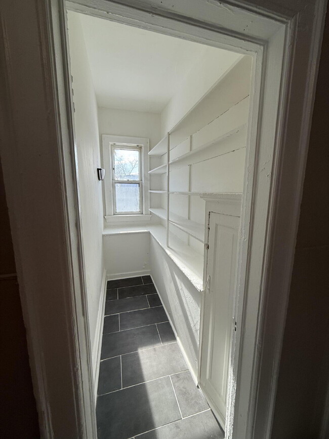 Building Photo - 133 E Lloyd St