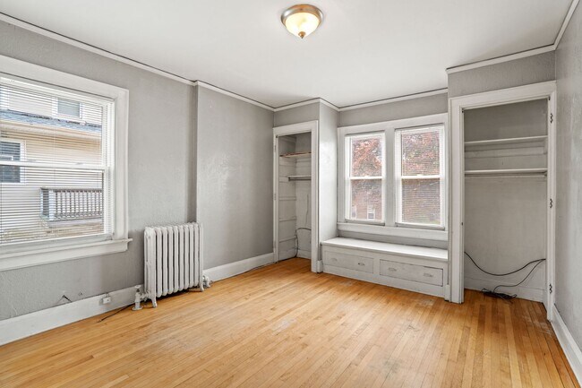 Building Photo - 2118 E Linnwood Ave