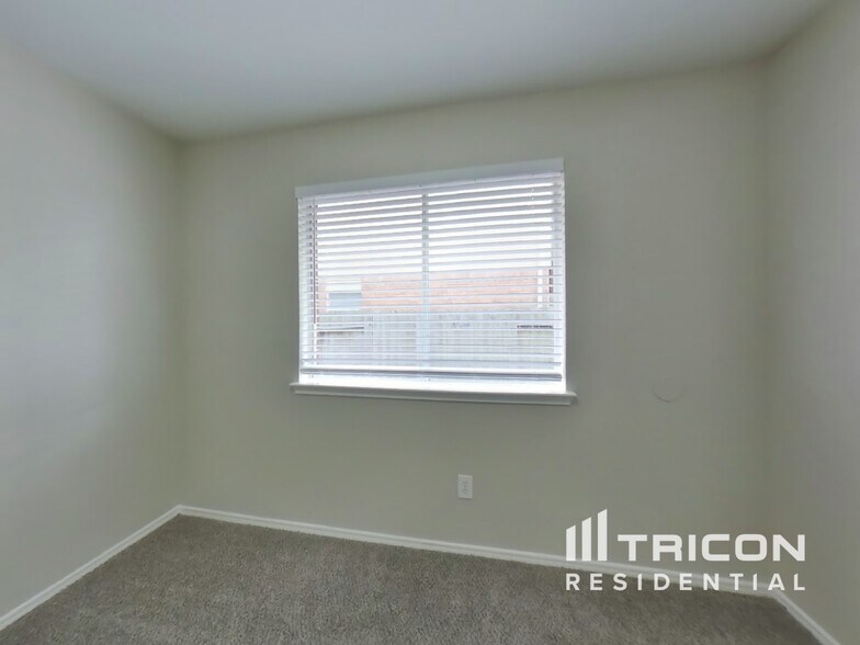 Building Photo - 1824 Old Creek Dr