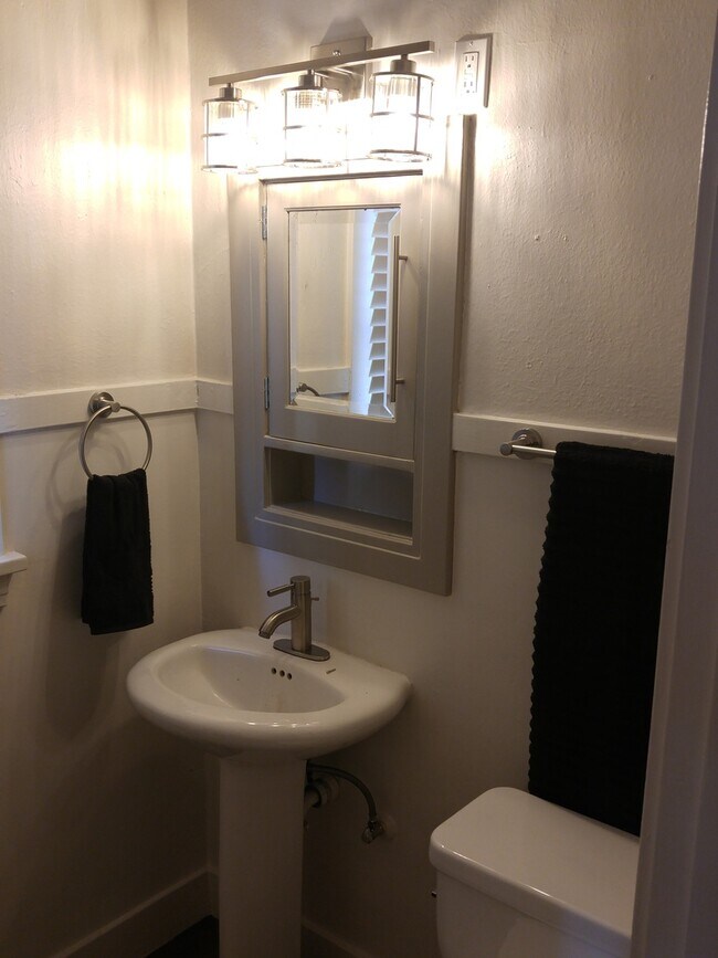 Building Photo - 170-704-708 Broadway Duplex, Bend