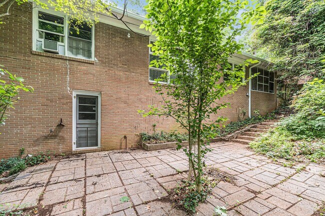 Building Photo - 721 Luckie Ln NE