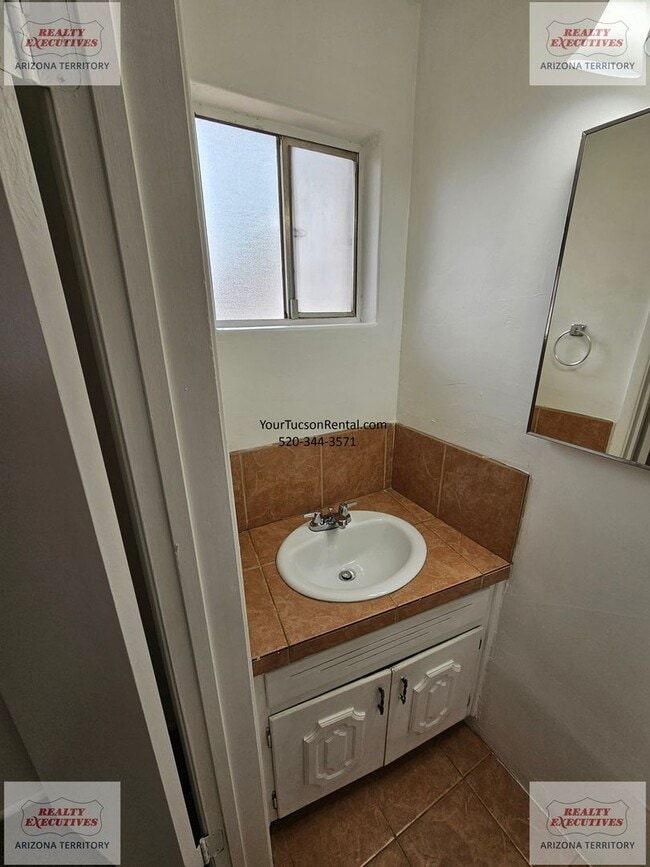 Building Photo - Grant & Silverbell Rd 3/1.5 with A/C $500 Security Deposit