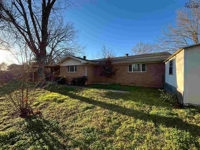 Building Photo - 2711 Chase Dr