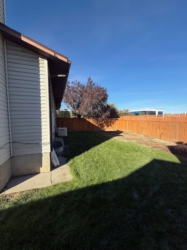 Building Photo - 537 E Acoma Rd