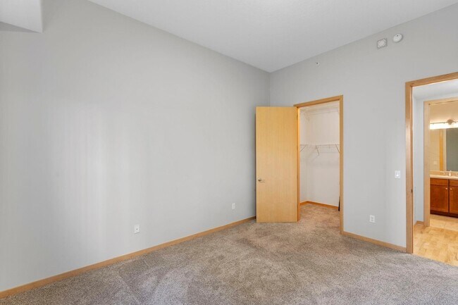 Building Photo - 100 3rd Ave S