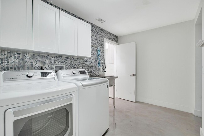 Building Photo - 7351 Valencia Dr