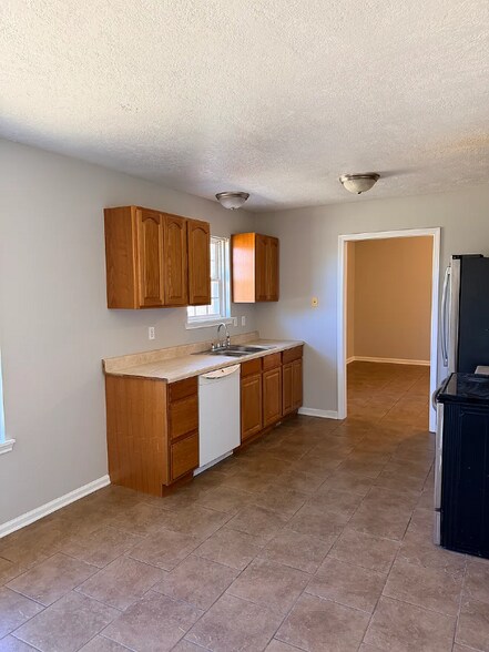 Building Photo - 2205 Mustang St