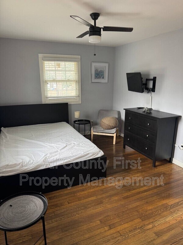 Building Photo - 656 Cedar Ave NW