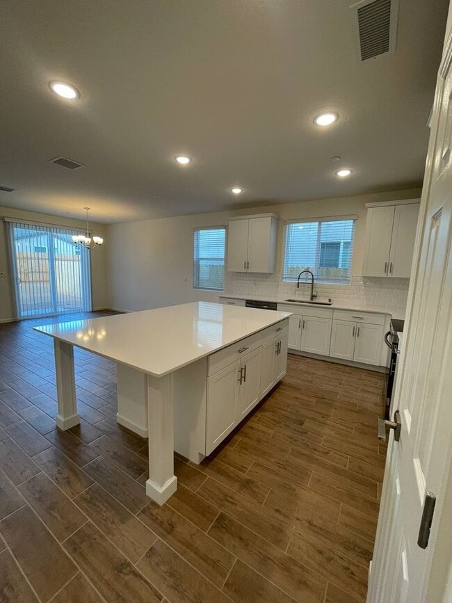 Building Photo - Stunning 4-Bedroom, 2-Bath Rental Home in ...