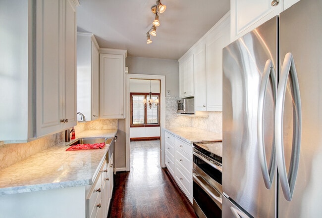 Building Photo - Beautiful Magnolia Home with a VIEW!