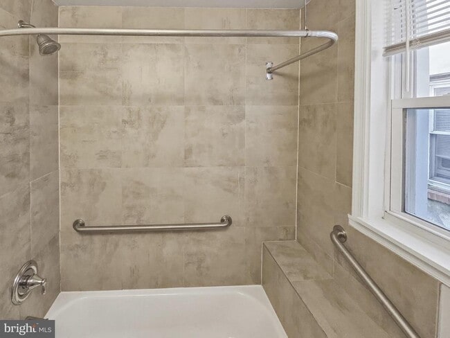 Building Photo - 637 N 32nd St