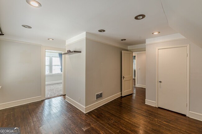 Building Photo - 1957 Walker Ave