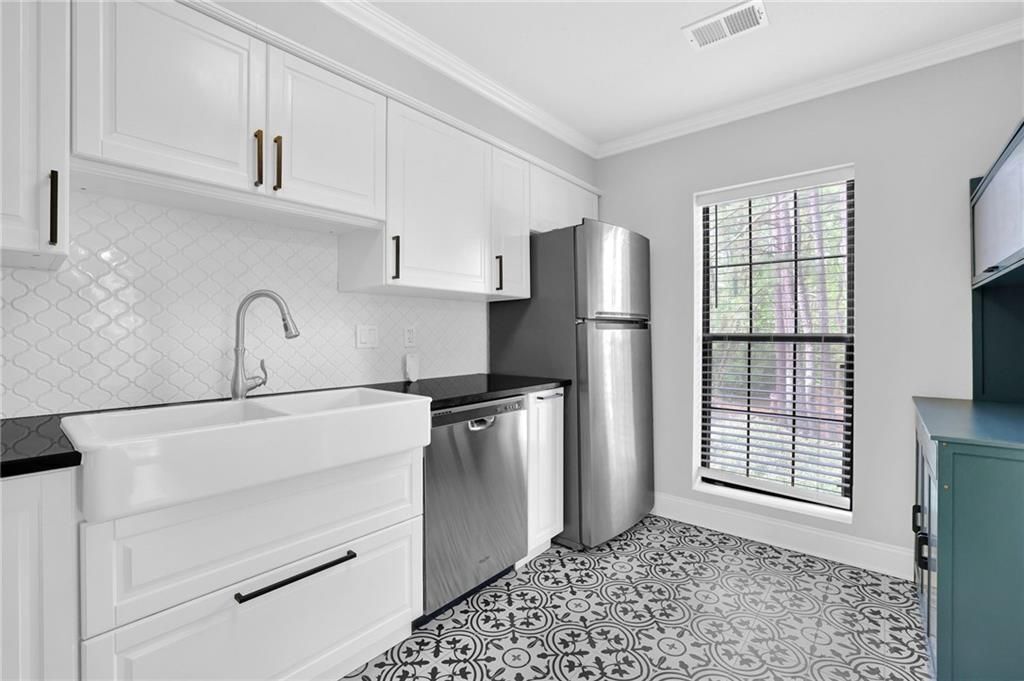 Building Photo - 1104 Pine Heights Dr NE