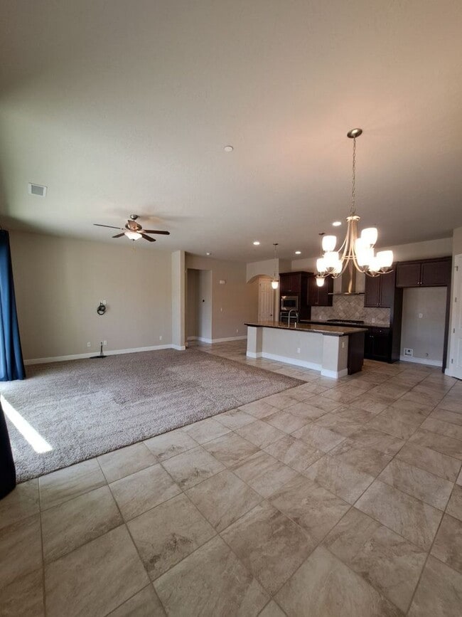 Building Photo - Beautiful 4 Bedroom Home In Clovis!