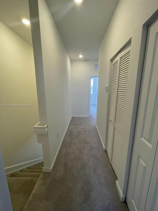 Building Photo - 1076 SE 2nd St