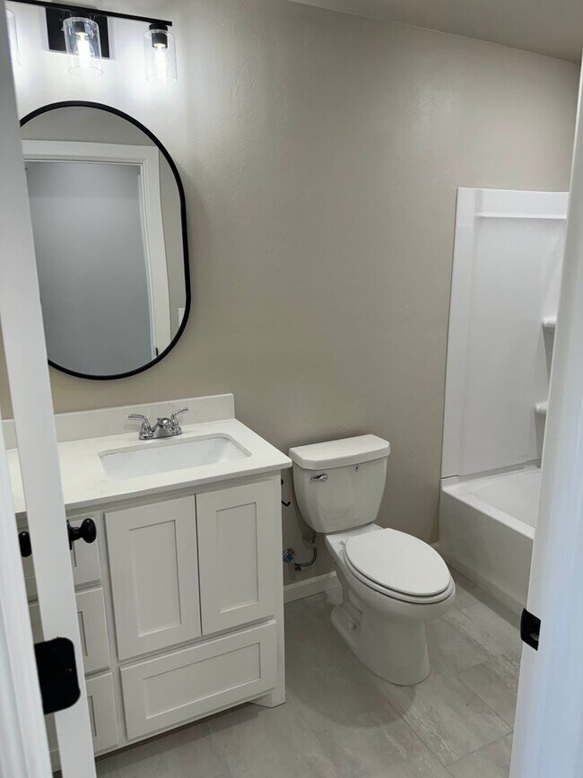 Building Photo - Brand New Duplex For Lease! 650 Juniper!