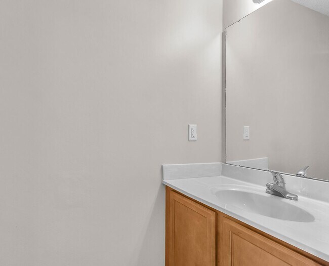 Building Photo - 2 Bed 2.5 Bath Townhome