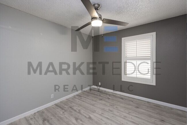 Building Photo - 3Bed/2Bath House at 7th/101! JOIN THE WAIT...
