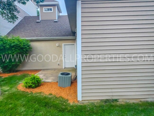 Building Photo - 3 Bedroom 2.5 Bathroom end unit home in Urbandale!!!