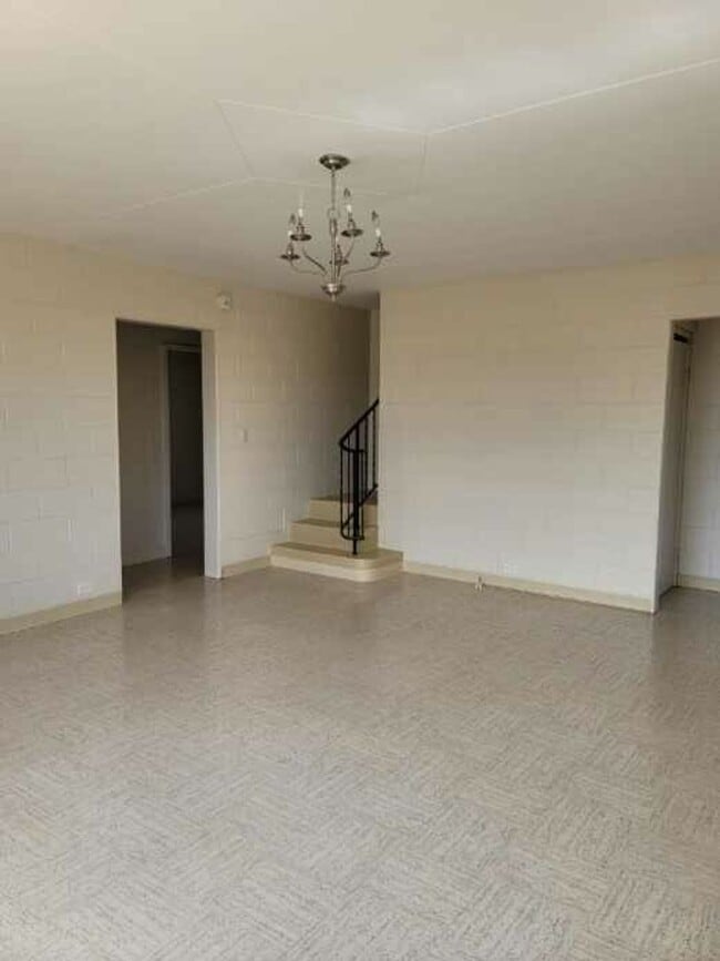 Building Photo - 3-Bedroom 2-bathroom