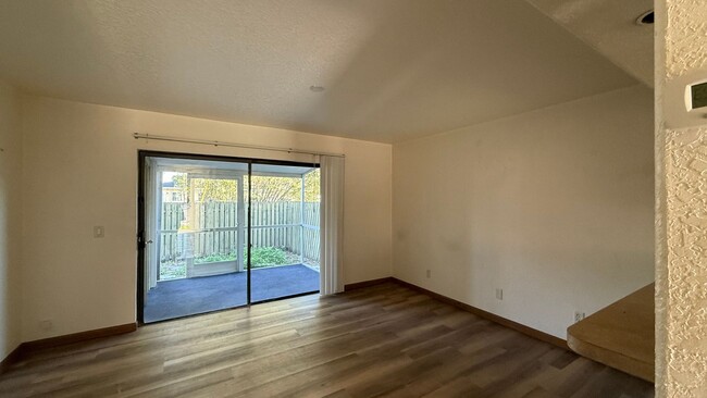 Building Photo - 2 Bedroom 1.5 Bath Townhome - Grand Oaks C...