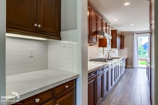 Building Photo - Beautiful 5Bdm 2.5Ba Home with Mountain Vi...