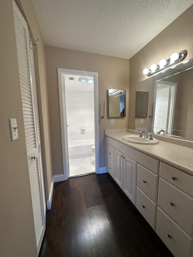 Building Photo - 4158 Inverrary Dr